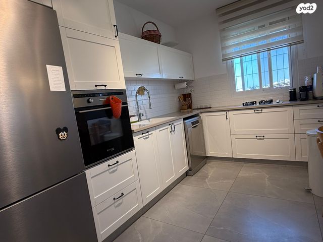 דירה, צמח השדה, מעלה אדומים