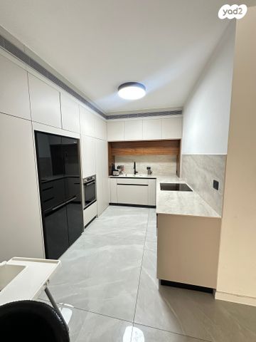 דירת גן, דוכיפת, הציפורים, מודיעין מכבים רעות