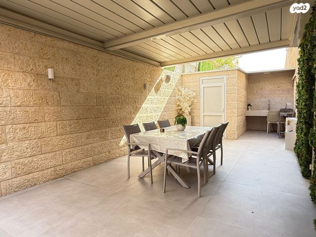 דו משפחתי, הערבה, צמח השדה, מעלה אדומים