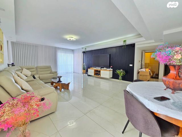 גג/ פנטהאוז, דוד צדוק, בן גוריון, חולון