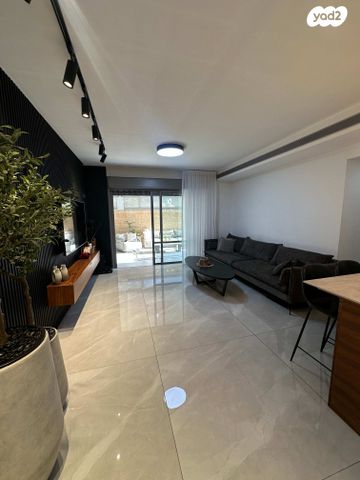 דירת גן, דוכיפת, הציפורים, מודיעין מכבים רעות