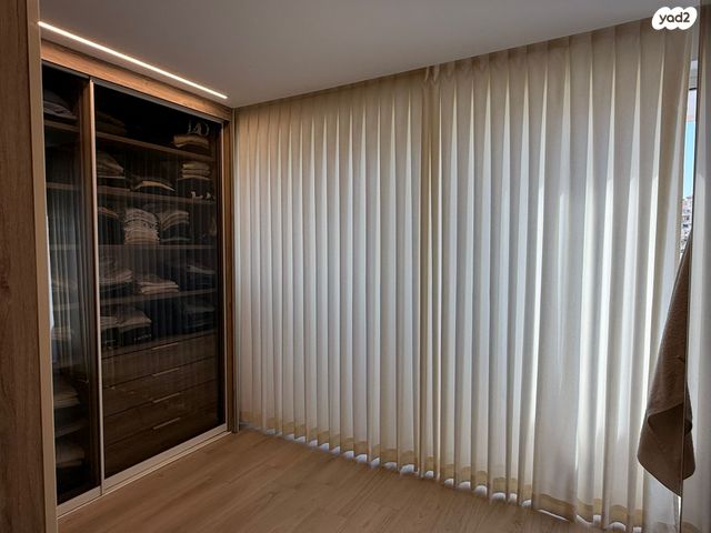 דו משפחתי, הערבה, צמח השדה, מעלה אדומים