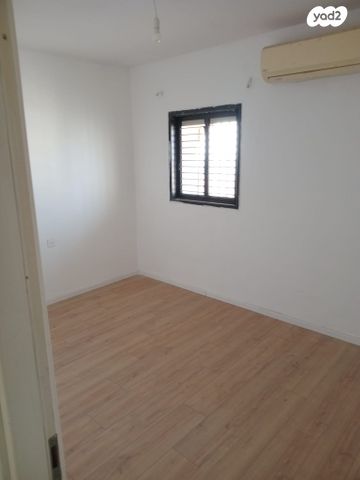 דירה, אורי צבי גרינברג, בן גוריון, חולון