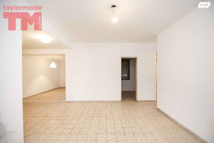 דו משפחתי, עין שמר