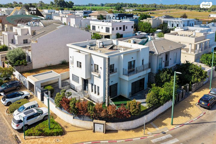 דו משפחתי, צופית, רמת אמיר, קדימה צורן