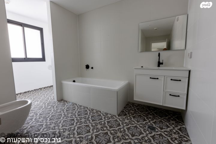 גג/ פנטהאוז, אמנון ליפקין שחק, נוף הטיילת, נתניה