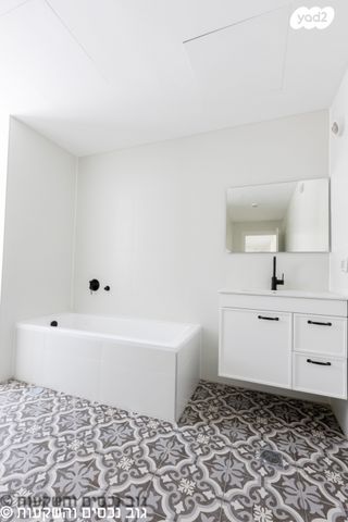 גג/ פנטהאוז, אמנון ליפקין שחק, נוף הטיילת, נתניה