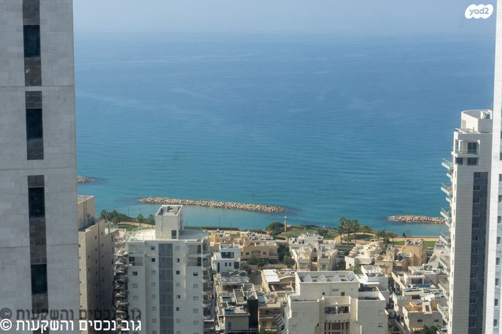 גג/ פנטהאוז, אמנון ליפקין שחק, נוף הטיילת, נתניה