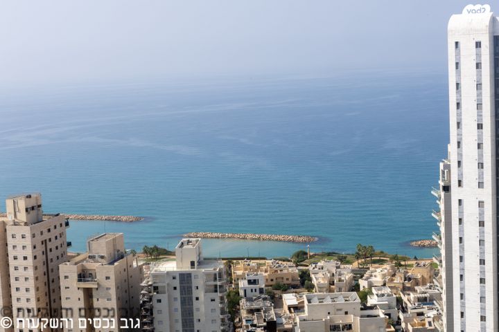 גג/ פנטהאוז, אמנון ליפקין שחק, נוף הטיילת, נתניה