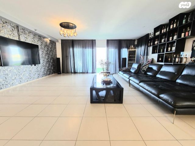 האלוף אהרון יריב 