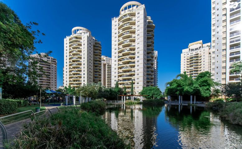 דירה, יעל רום, הדר המושבות החדשה / אם המושבות החדשה, פתח תקווה