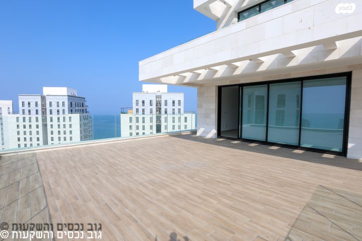 גג/ פנטהאוז, אמנון ליפקין שחק, נוף הטיילת, נתניה