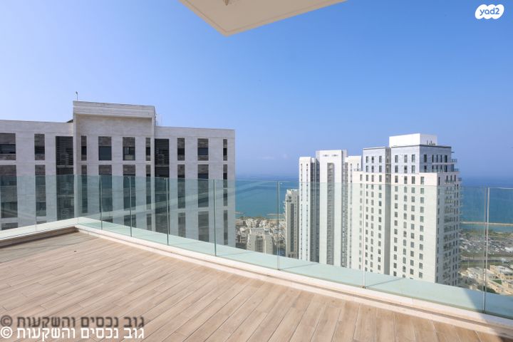 גג/ פנטהאוז, אמנון ליפקין שחק, נוף הטיילת, נתניה