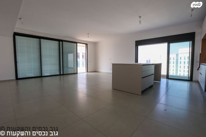 גג/ פנטהאוז, אמנון ליפקין שחק, נוף הטיילת, נתניה