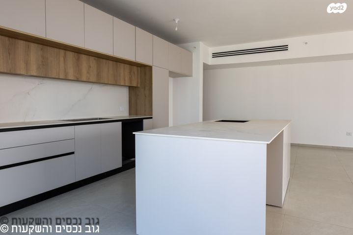 גג/ פנטהאוז, אמנון ליפקין שחק, נוף הטיילת, נתניה