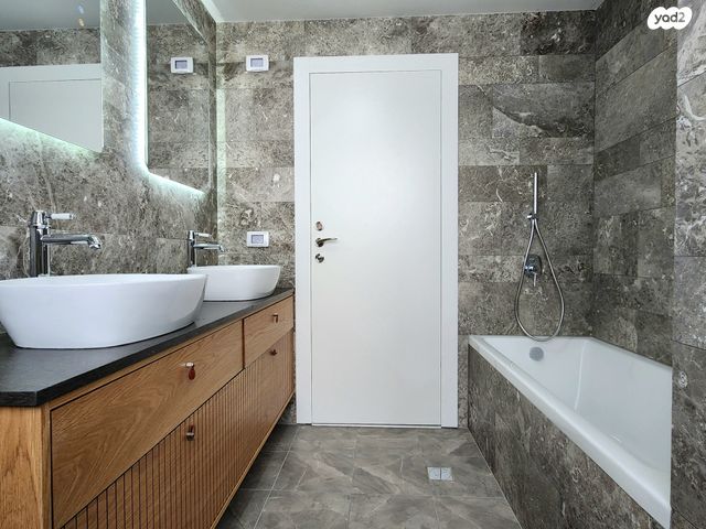 גג/ פנטהאוז, אבן שפרוט 12, הרצליה