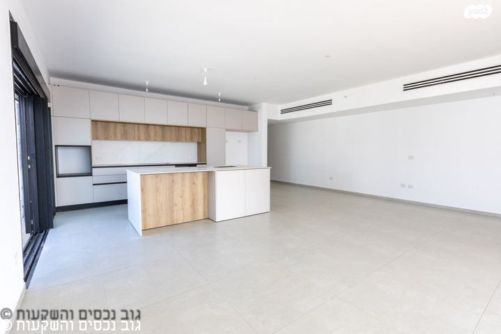 גג/ פנטהאוז, אמנון ליפקין שחק, נוף הטיילת, נתניה