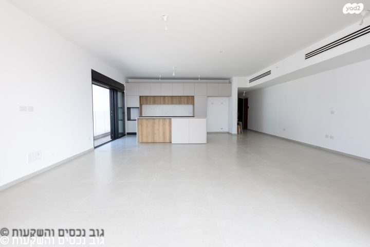 גג/ פנטהאוז, אמנון ליפקין שחק, נוף הטיילת, נתניה