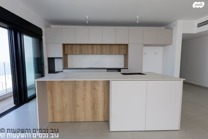 גג/ פנטהאוז, אמנון ליפקין שחק, נוף הטיילת, נתניה