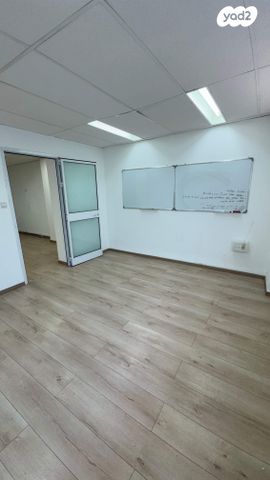 משרדים, דרך העצמאות, שער פלמר, תחנת רכבת השמונה, חיפה