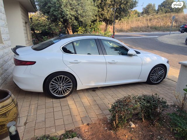 מודעת רכב אלפא רומיאו ג'וליה