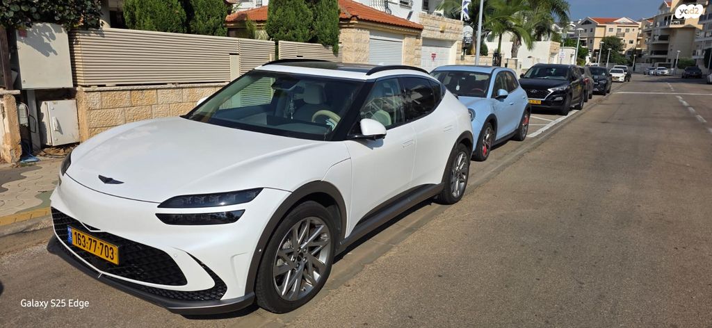 מודעת רכב ג'נסיס GV60