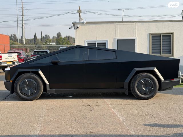 טסלה סייבטראק