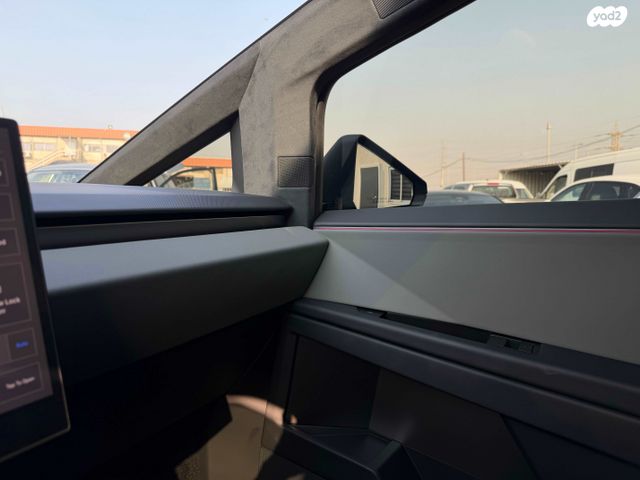 טסלה סייבטראק