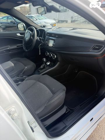 אלפא רומיאו ג'ולייטה