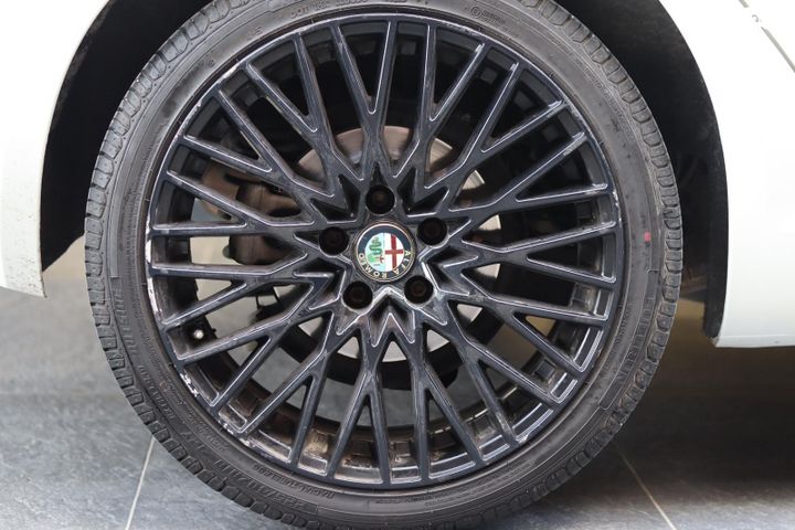 אלפא רומיאו ג'ולייטה