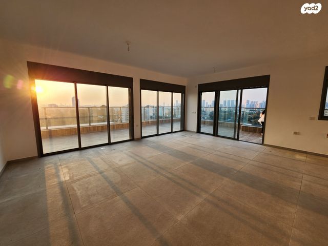 גג/ פנטהאוז, סנפיר 2, נווה חן, תל אביב יפו