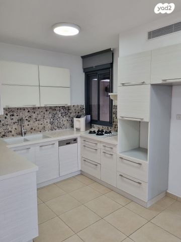 דירה, שדרות רפאל סויסה 10, בר לב, מזכרת בתיה