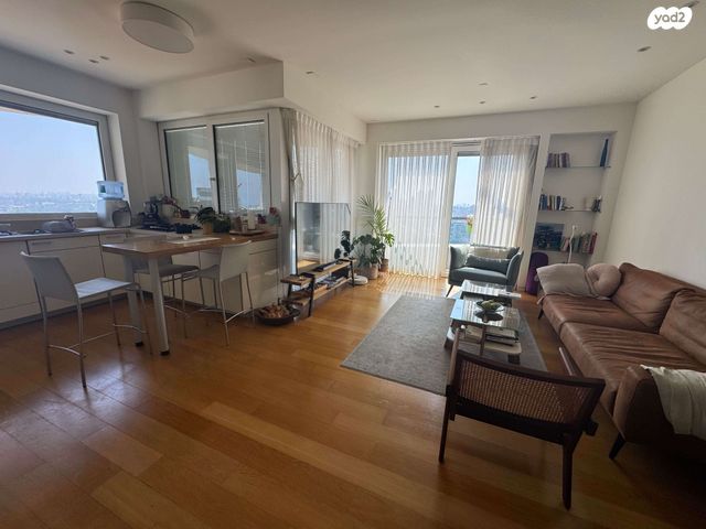 ניסים אלוני 21