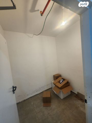 מחסן, הפרדס 3, אושיות, רחובות