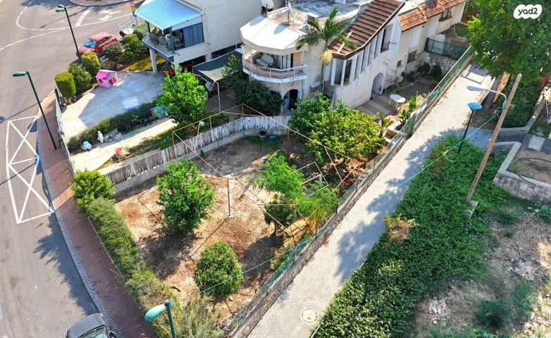 דירת גן, יצחק שדה, קרית אתא