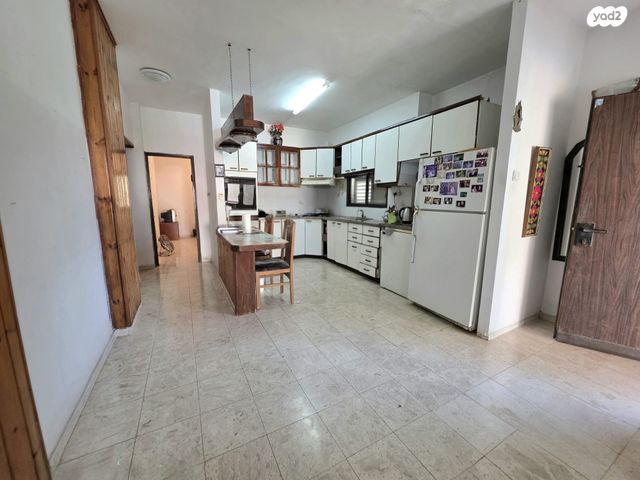 דירת גן, יצחק שדה, קרית אתא