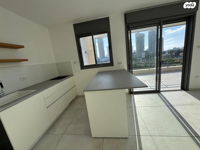 גג/ פנטהאוז, אנה פרנק, חרוזים, רמת גן