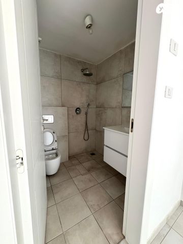 גג/ פנטהאוז, אנה פרנק, חרוזים, רמת גן