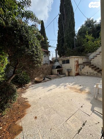 דו משפחתי, חברת חשמל, גבעתיים