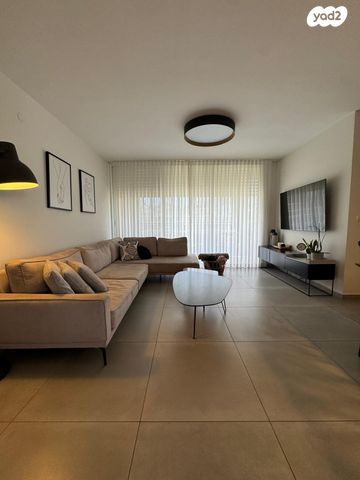 דירה, עקיבא, 2004, רעננה