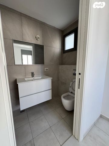 גג/ פנטהאוז, אנה פרנק, חרוזים, רמת גן