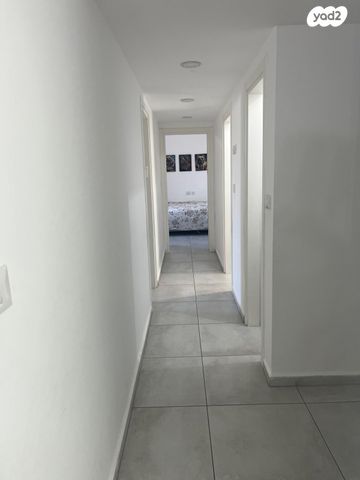 דירה, אהובה עוזרי, המחנה הצבאי, קרית מלאכי