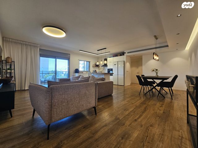 לאה גולדברג 4