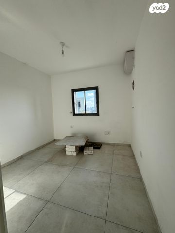 גג/ פנטהאוז, אנה פרנק, חרוזים, רמת גן