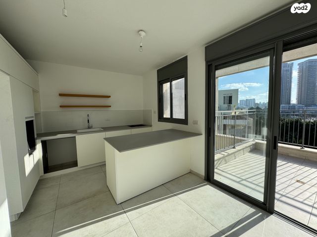 גג/ פנטהאוז, אנה פרנק, חרוזים, רמת גן