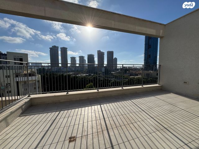 גג/ פנטהאוז, אנה פרנק, חרוזים, רמת גן