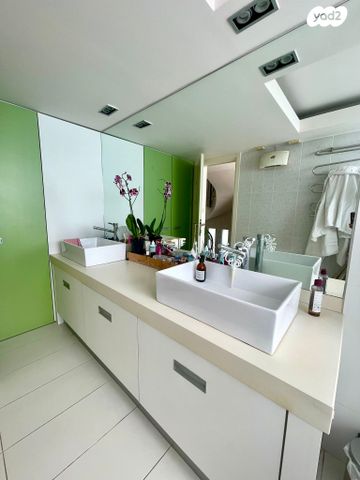 דו משפחתי, אסתר רבין, הוד הכרמל, דניה, חיפה