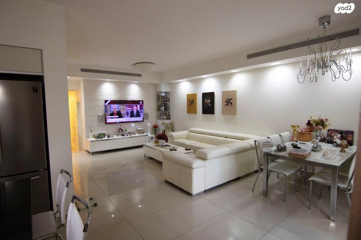 בית פרטי/ קוטג', בבה אידלסון, בנות חיל, ראשון לציון