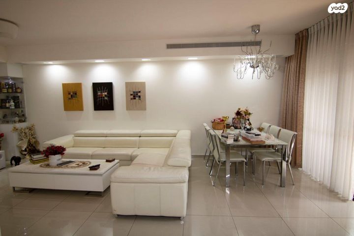 בית פרטי/ קוטג', בבה אידלסון, בנות חיל, ראשון לציון