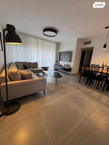 דירה, עקיבא, 2004, רעננה